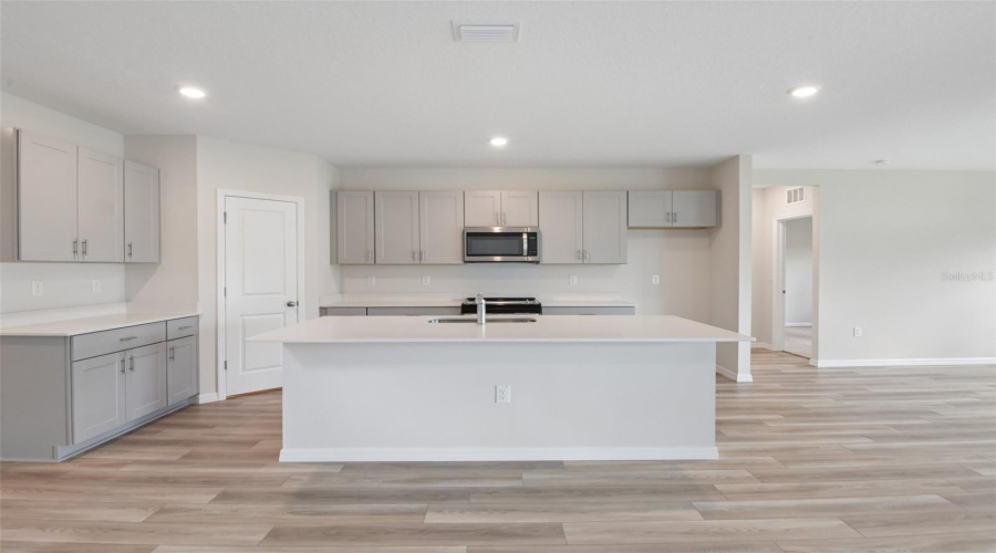 DAVENPORT, Florida 33837, 5 Bedrooms Bedrooms, ,3 BathroomsBathrooms,Residential,For Sale,RIVER BEACON,0,MFRTB8535253