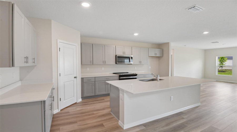 DAVENPORT, Florida 33837, 5 Bedrooms Bedrooms, ,3 BathroomsBathrooms,Residential,For Sale,RIVER BEACON,0,MFRTB8535253