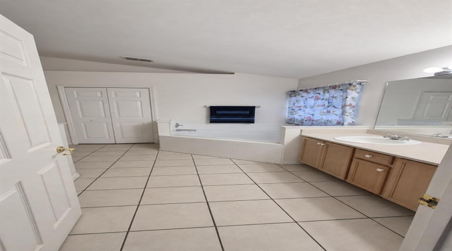 KISSIMMEE, Florida 34746, 4 Bedrooms Bedrooms, ,2 BathroomsBathrooms,Residential,For Sale,ROMA,0,MFRR4911375