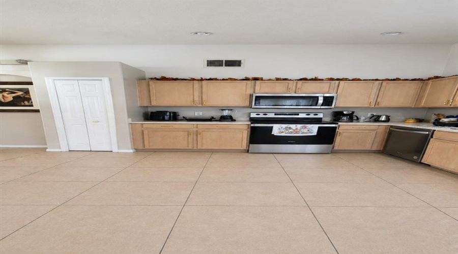 KISSIMMEE, Florida 34746, 4 Bedrooms Bedrooms, ,2 BathroomsBathrooms,Residential,For Sale,ROMA,0,MFRR4911375