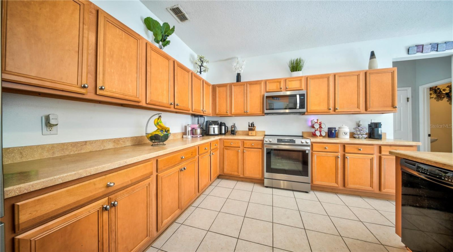 DAVENPORT, Florida 33897, 5 Bedrooms Bedrooms, ,4 BathroomsBathrooms,Residential,For Sale,KETTERING,0,MFRO6430637