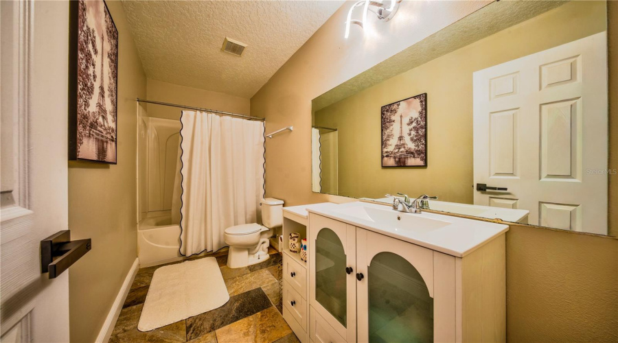 Family bathroom #4