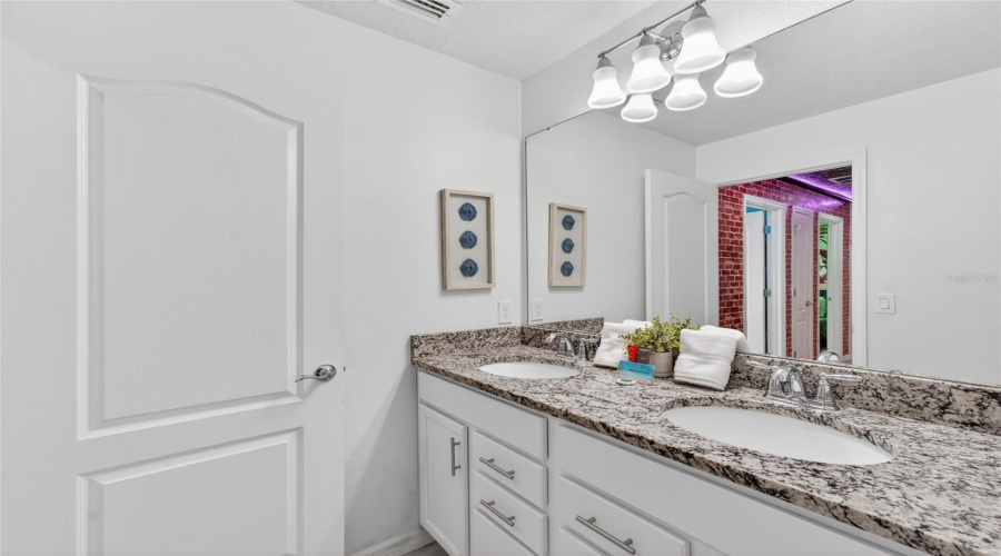 Kissimmee, Florida 34747, 5 Bedrooms Bedrooms, ,4 Bathroomsbathrooms,Residential,For Sale,Dubai,0,Mfro6426374