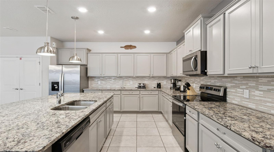 DAVENPORT, Florida 33897, 10 Bedrooms Bedrooms, ,8 BathroomsBathrooms,Residential,For Sale,LILY,0,MFRS5155149