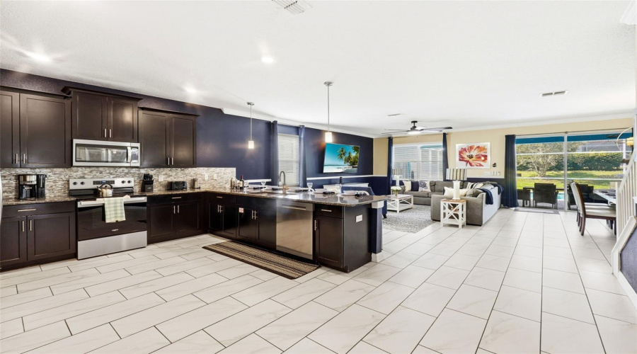 DAVENPORT, Florida 33896, 8 Bedrooms Bedrooms, ,5 BathroomsBathrooms,Residential,For Sale,HAZARD,0,MFRO6431510