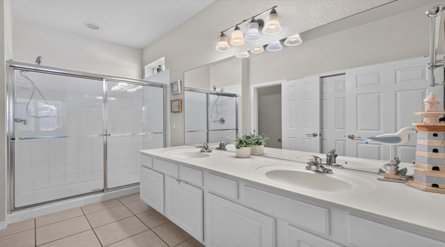 Kissimmee, Florida 34747, 5 Bedrooms Bedrooms, ,5 Bathroomsbathrooms,Residential,For Sale,Teascone,0,Mfrs5154949
