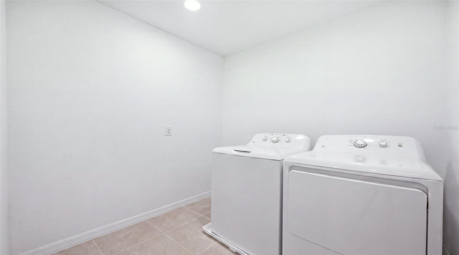 KISSIMMEE, Florida 34746, 4 Bedrooms Bedrooms, ,2 BathroomsBathrooms,Residential,For Sale,WOODMONT,0,MFRA4702424
