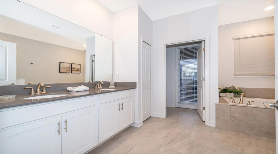 DAVENPORT, Florida 33896, 8 Bedrooms Bedrooms, ,5 BathroomsBathrooms,Residential,For Sale,SOMMERSET HILLS,0,MFRO6431652