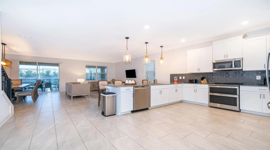DAVENPORT, Florida 33896, 8 Bedrooms Bedrooms, ,5 BathroomsBathrooms,Residential,For Sale,SOMMERSET HILLS,0,MFRO6431652
