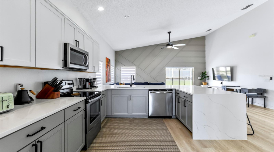 DAVENPORT, Florida 33897, 6 Bedrooms Bedrooms, ,4 BathroomsBathrooms,Residential,For Sale,NAZHA,0,MFRO6432646