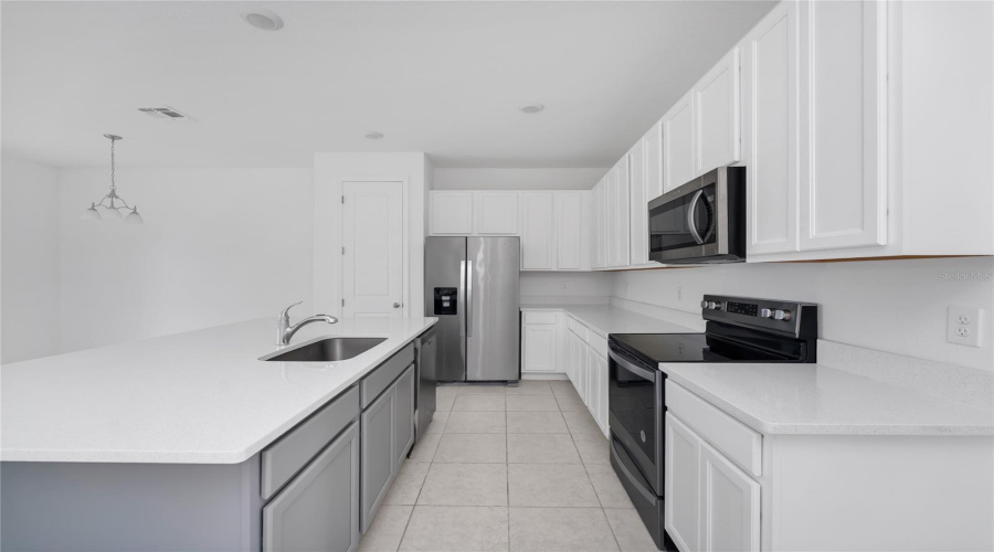 DAVENPORT, Florida 33896, 3 Bedrooms Bedrooms, ,2 BathroomsBathrooms,Residential,For Sale,DISCOVERY,0,MFRO6432840