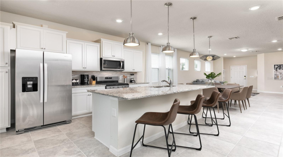 DAVENPORT, Florida 33837, 5 Bedrooms Bedrooms, ,5 BathroomsBathrooms,Residential,For Sale,OAKMOSS,0,MFRO6432355