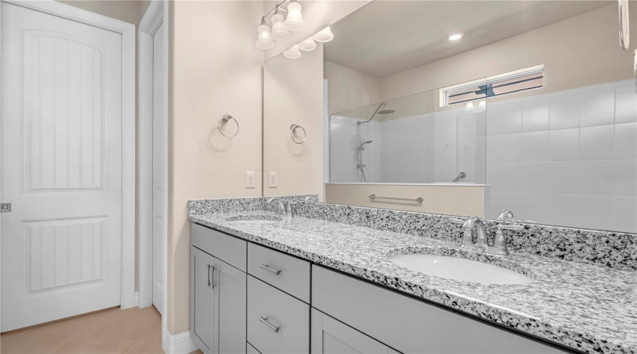 ORLANDO, Florida 32836, 6 Bedrooms Bedrooms, ,4 BathroomsBathrooms,Residential,For Sale,HANGING VINE,0,MFRO6431348