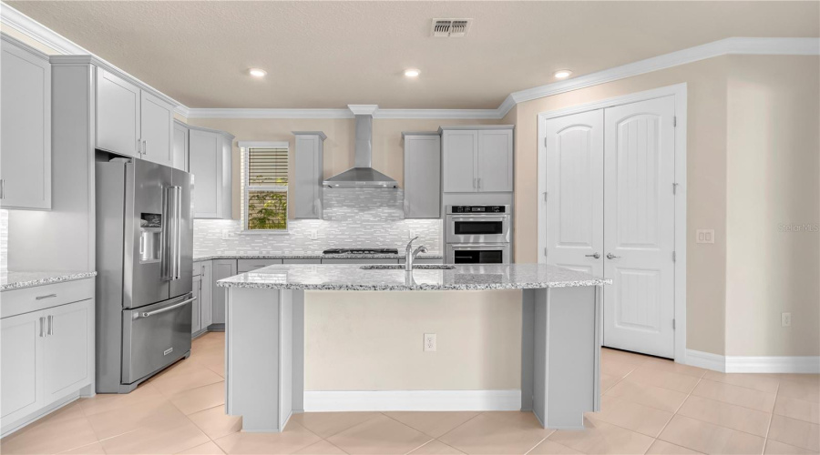 ORLANDO, Florida 32836, 6 Bedrooms Bedrooms, ,4 BathroomsBathrooms,Residential,For Sale,HANGING VINE,0,MFRO6431348