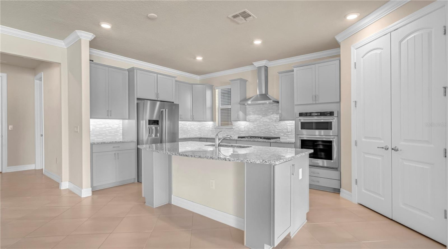 ORLANDO, Florida 32836, 6 Bedrooms Bedrooms, ,4 BathroomsBathrooms,Residential,For Sale,HANGING VINE,0,MFRO6431348