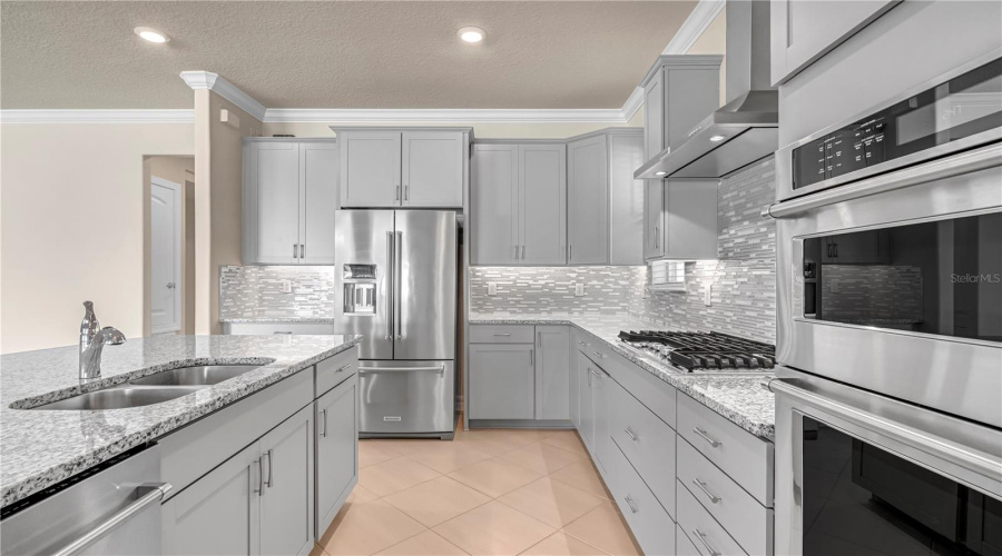 ORLANDO, Florida 32836, 6 Bedrooms Bedrooms, ,4 BathroomsBathrooms,Residential,For Sale,HANGING VINE,0,MFRO6431348