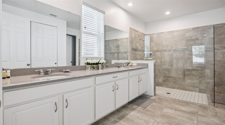 KISSIMMEE, Florida 34747, 6 Bedrooms Bedrooms, ,4 BathroomsBathrooms,Residential,For Sale,AMELIA DOWNS,0,MFRS5155573