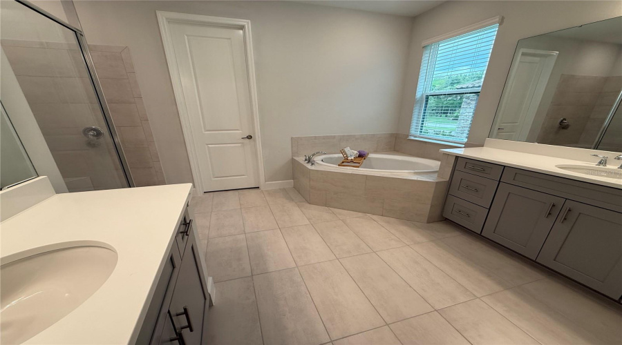 KISSIMMEE, Florida 34746, 4 Bedrooms Bedrooms, ,3 BathroomsBathrooms,Residential,For Sale,BEACON,0,MFRO6428476