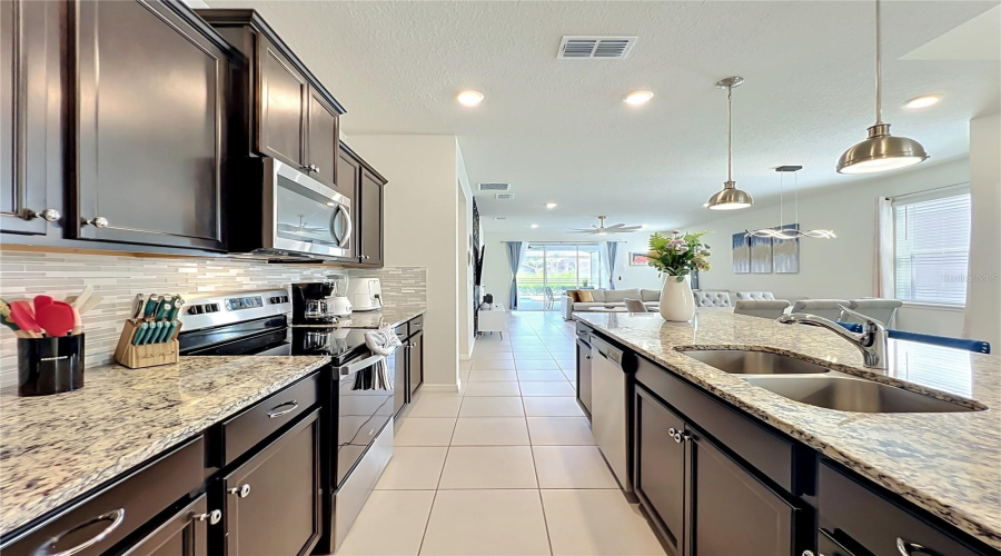 DAVENPORT, Florida 33897, 7 Bedrooms Bedrooms, ,5 BathroomsBathrooms,Residential,For Sale,LANA,0,MFRO6433860