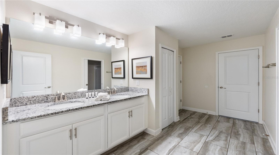 DAVENPORT, Florida 33896, 8 Bedrooms Bedrooms, ,5 BathroomsBathrooms,Residential,For Sale,HAZARD,0,MFRO6432068