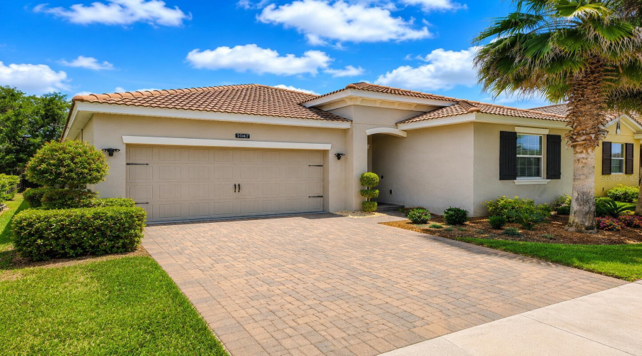 DAVENPORT, Florida 33837, 4 Bedrooms Bedrooms, ,2 BathroomsBathrooms,Residential,For Sale,OAK BLUFF,0,MFRO6409756