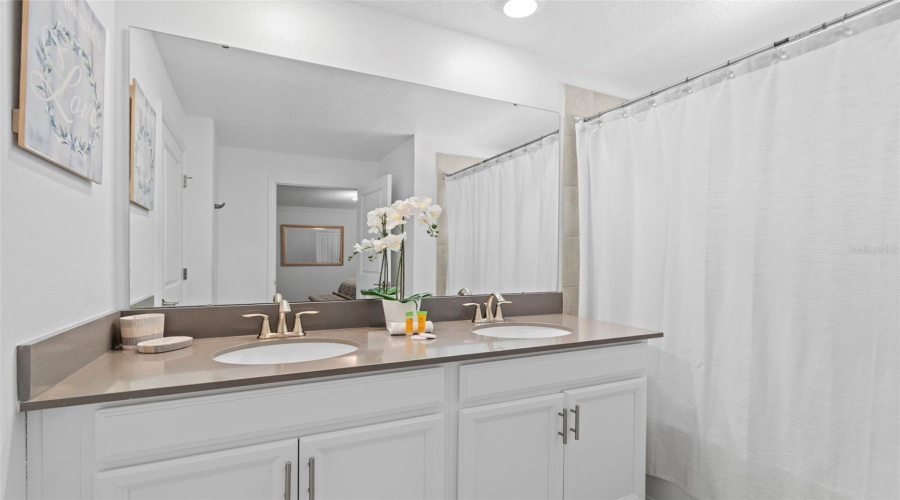 DAVENPORT, Florida 33896, 4 Bedrooms Bedrooms, ,3 BathroomsBathrooms,Residential,For Sale,KINGSBARN,0,MFRO6434200