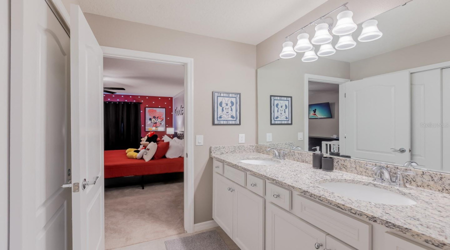 Full Bathroom 4