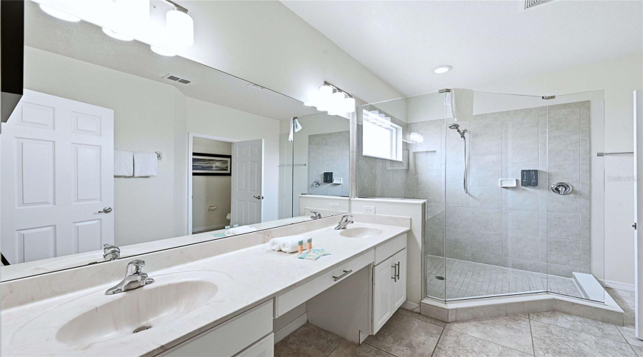 Davenport, Florida 33837, 6 Bedroom Bedrooms, ,5 Bathroombathrooms,Residential,For Sale,Oakrise,0,Mfro6434411
