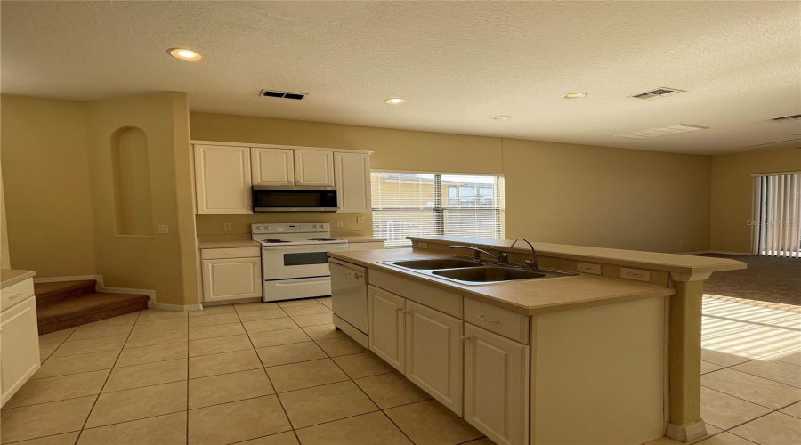 DAVENPORT, Florida 33837, 5 Bedrooms Bedrooms, ,4 BathroomsBathrooms,Residential,For Sale,BRIDGEFORD CROSSING,0,MFRO6414098