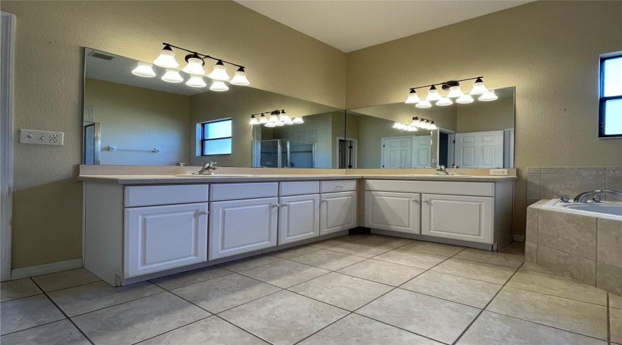 DAVENPORT, Florida 33837, 5 Bedrooms Bedrooms, ,4 BathroomsBathrooms,Residential,For Sale,BRIDGEFORD CROSSING,0,MFRO6414098