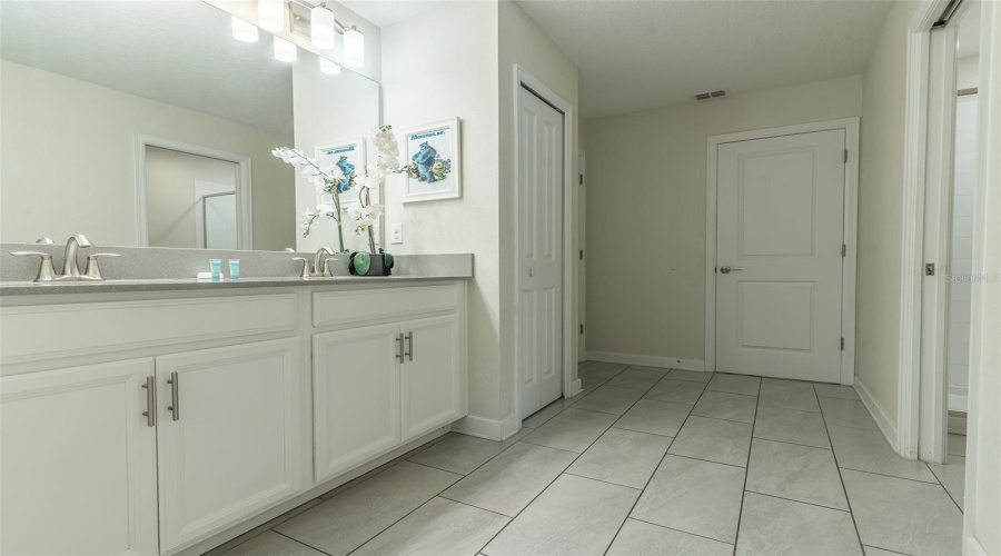 DAVENPORT, Florida 33896, 9 Bedrooms Bedrooms, ,5 BathroomsBathrooms,Residential,For Sale,MAIDSTONE,0,MFRL4964137