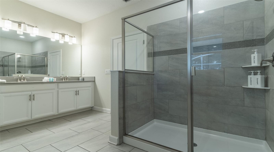 DAVENPORT, Florida 33896, 9 Bedrooms Bedrooms, ,5 BathroomsBathrooms,Residential,For Sale,MAIDSTONE,0,MFRL4964137