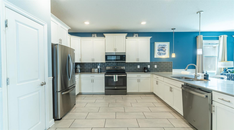 DAVENPORT, Florida 33896, 9 Bedrooms Bedrooms, ,5 BathroomsBathrooms,Residential,For Sale,MAIDSTONE,0,MFRL4964137