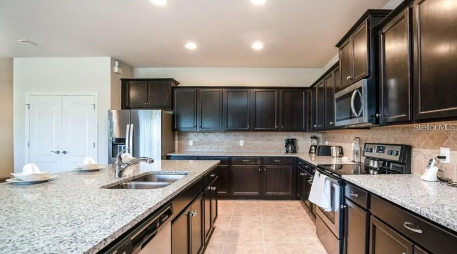 KISSIMMEE, Florida 34747, 9 Bedrooms Bedrooms, ,6 BathroomsBathrooms,Residential,For Sale,CORCOVADO,0,MFRO6423332