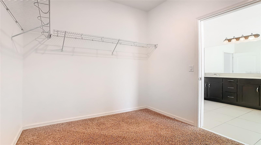WALKING CLOSET