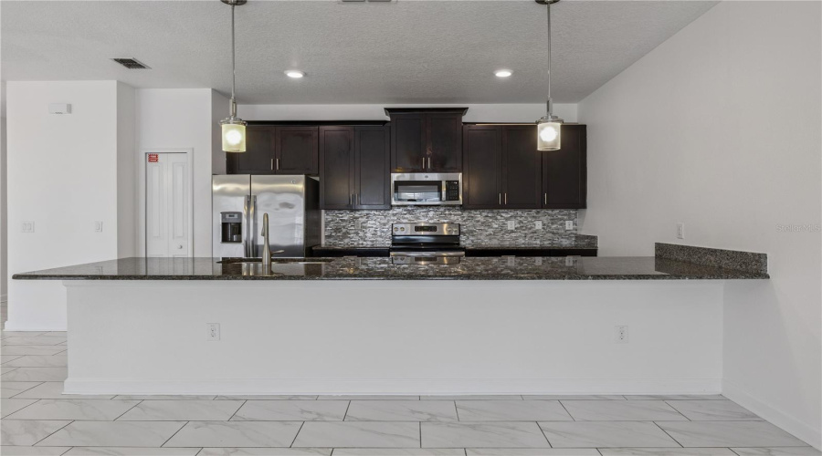 Large Breakfast Bar Island w/Pendant Lighting