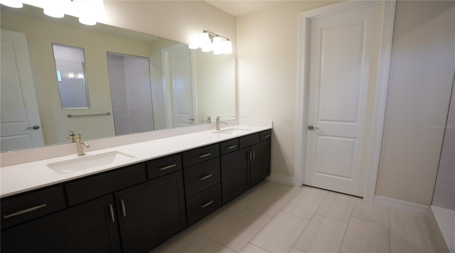 ORLANDO, Florida 32836, 5 Bedrooms Bedrooms, ,4 BathroomsBathrooms,Residential,For Sale,FENTON STREET,0,MFRO6433737