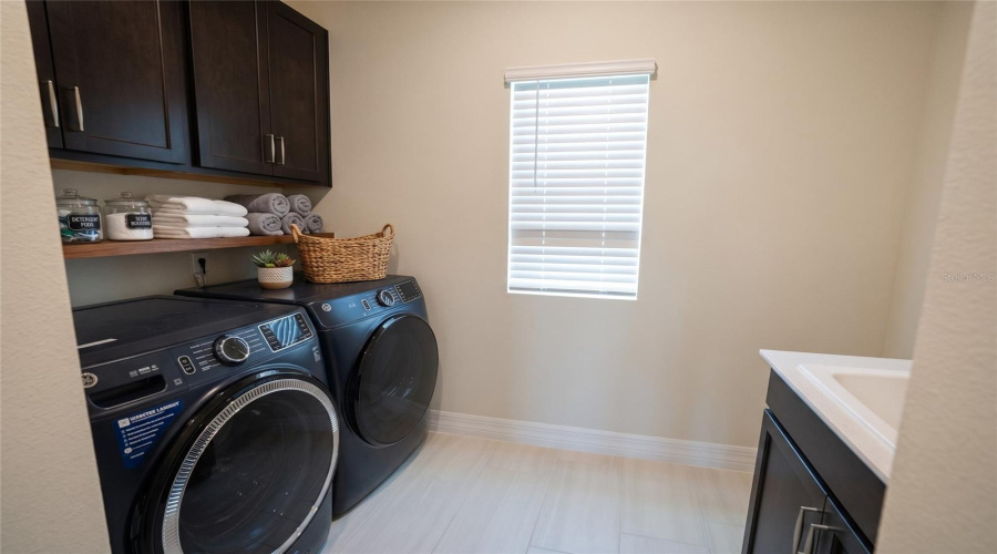ORLANDO, Florida 32836, 5 Bedrooms Bedrooms, ,4 BathroomsBathrooms,Residential,For Sale,FENTON STREET,0,MFRO6433737
