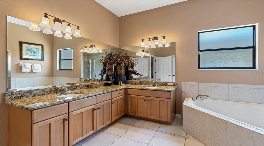 DAVENPORT, Florida 33837, 6 Bedrooms Bedrooms, ,4 BathroomsBathrooms,Residential,For Sale,LAKE DAVENPORT,0,MFRO6435024