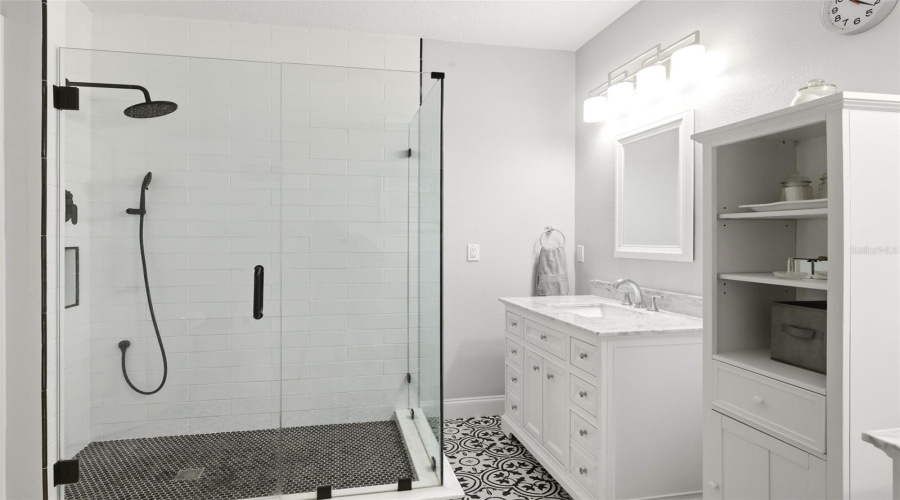 Seamless Luxury Glass Walk-In Shower
