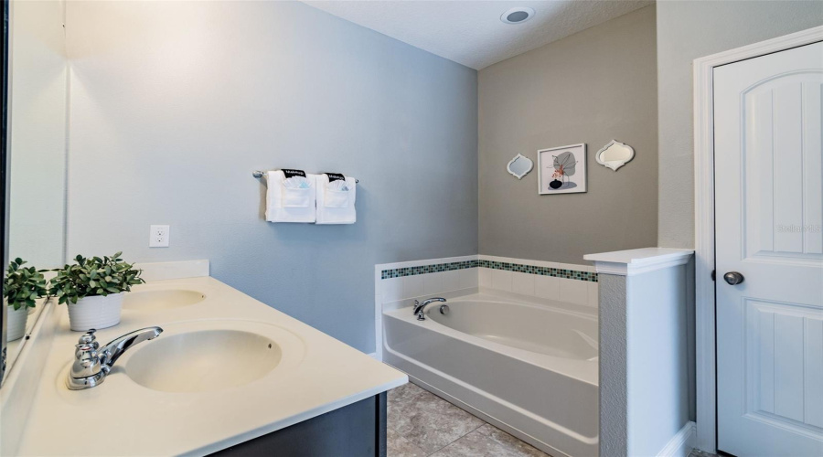 DAVENPORT, Florida 33837, 5 Bedrooms Bedrooms, ,4 BathroomsBathrooms,Residential,For Sale,OAKBOURNE,0,MFRS5153791