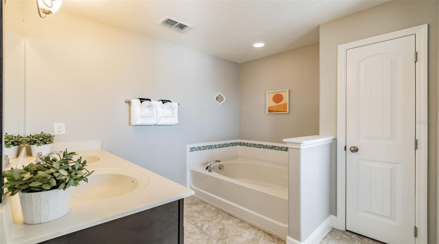 DAVENPORT, Florida 33837, 5 Bedrooms Bedrooms, ,4 BathroomsBathrooms,Residential,For Sale,OAKBOURNE,0,MFRS5153791