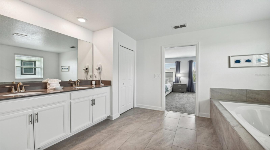 Davenport, Florida 33896, 7 Bedrooms Bedrooms, ,6 Bathroomsbathrooms,Residential,For Sale,Sommerset Hills,0,Mfro6436451