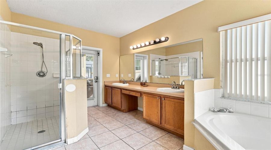 Kissimmee, Florida 34747, 5 Bedrooms Bedrooms, ,4 Bathroomsbathrooms,Residential,For Sale,Blooming Alamanda,0,Mfro6436518