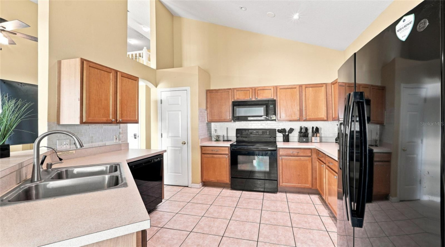 Kissimmee, Florida 34747, 5 Bedrooms Bedrooms, ,4 Bathroomsbathrooms,Residential,For Sale,Blooming Alamanda,0,Mfro6436518