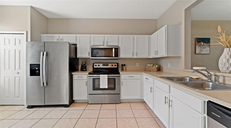 Davenport, Florida 33897, 3 Bedroom Bedrooms, ,2 Bathroombathrooms,Residential,For Sale,Calabria,0,Mfro6436477
