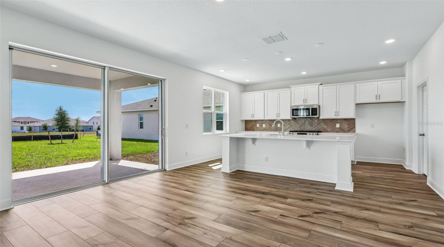 Kitchen / Dining Area
