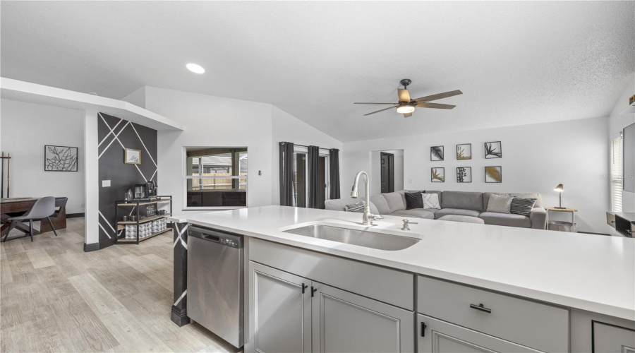 Tampa, Florida 33626, 3 Bedroom Bedrooms, ,2 Bathroombathrooms,Residential,For Sale,Pontiac,0,Mfrtb8541741