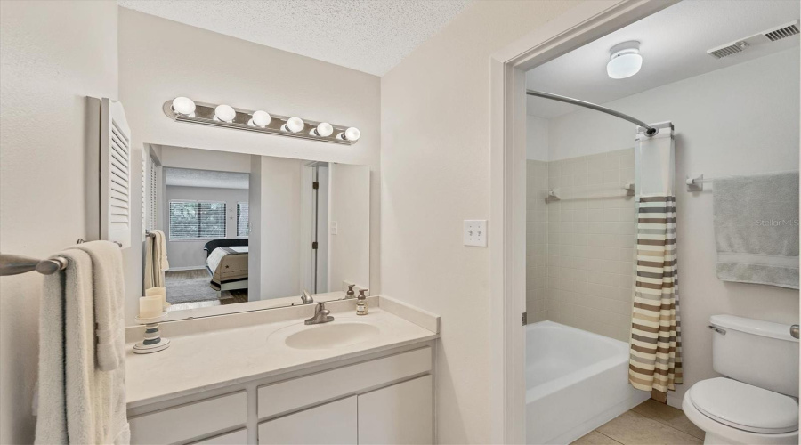 Sarasota, Florida 34235, 2 Bedroom Bedrooms, ,2 Bathroombathrooms,Residential,For Sale,Lake Village,0,Mfra4703859