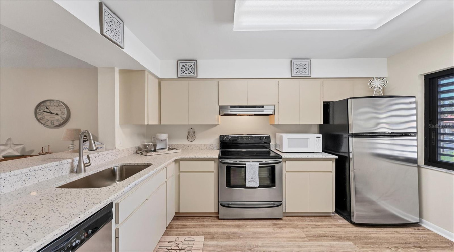 Sarasota, Florida 34235, 2 Bedroom Bedrooms, ,2 Bathroombathrooms,Residential,For Sale,Lake Village,0,Mfra4703859
